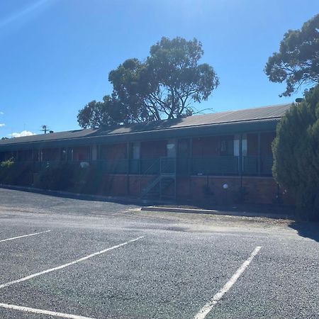 Deniliquin Country Club Motor Inn מראה חיצוני תמונה