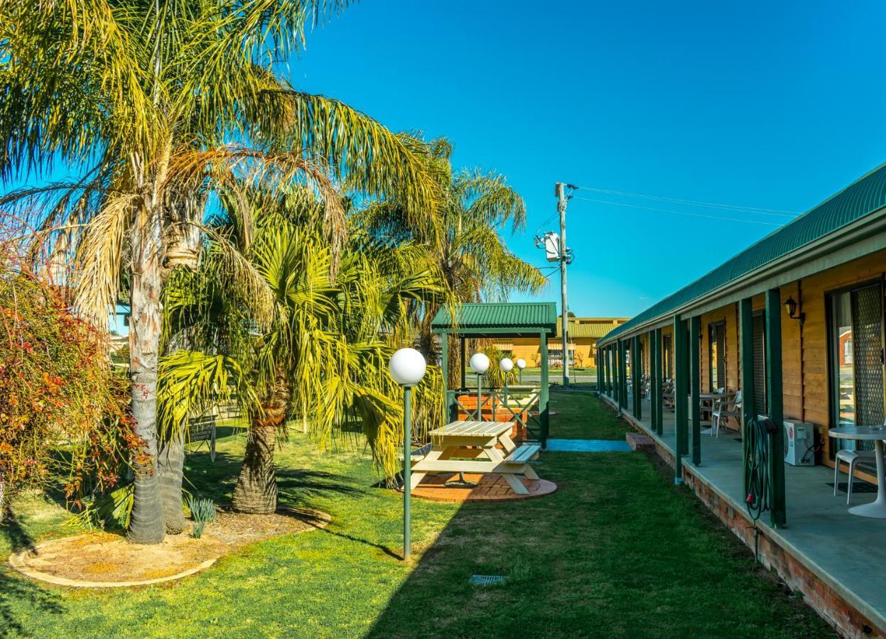 Deniliquin Country Club Motor Inn מראה חיצוני תמונה