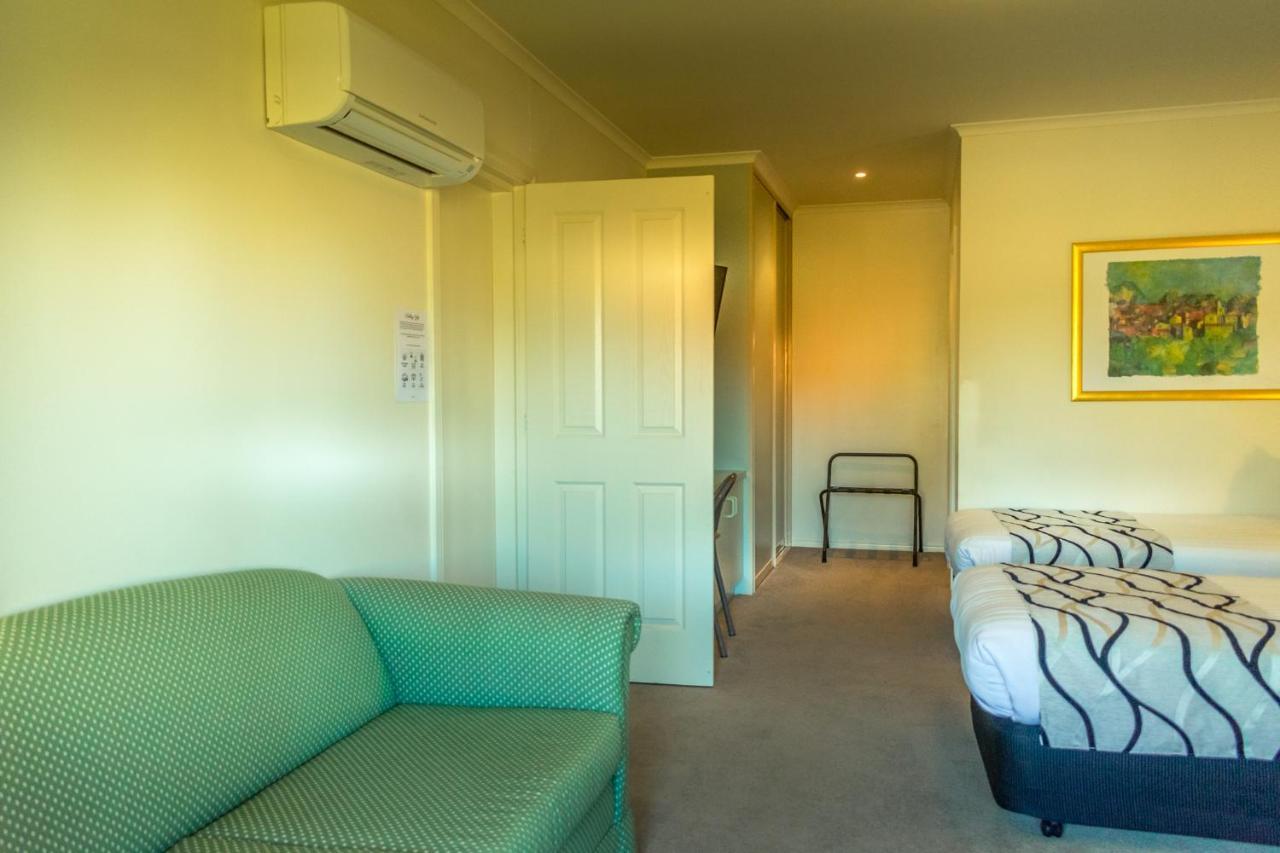 Deniliquin Country Club Motor Inn מראה חיצוני תמונה