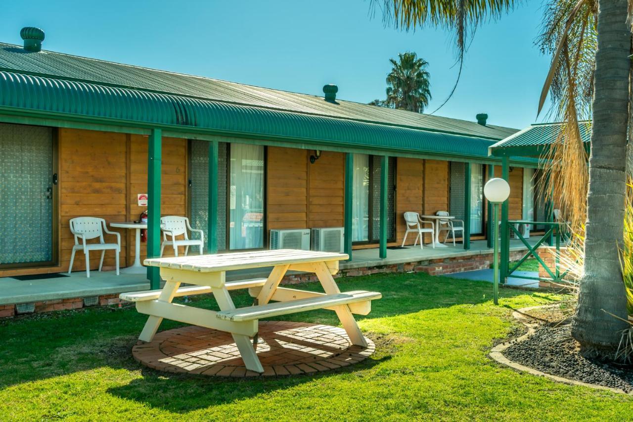 Deniliquin Country Club Motor Inn מראה חיצוני תמונה