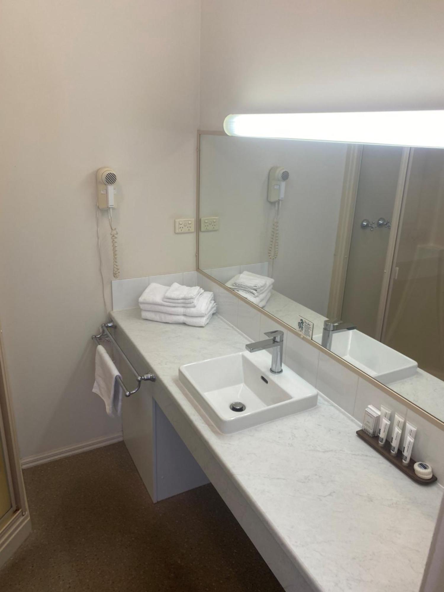 Deniliquin Country Club Motor Inn מראה חיצוני תמונה