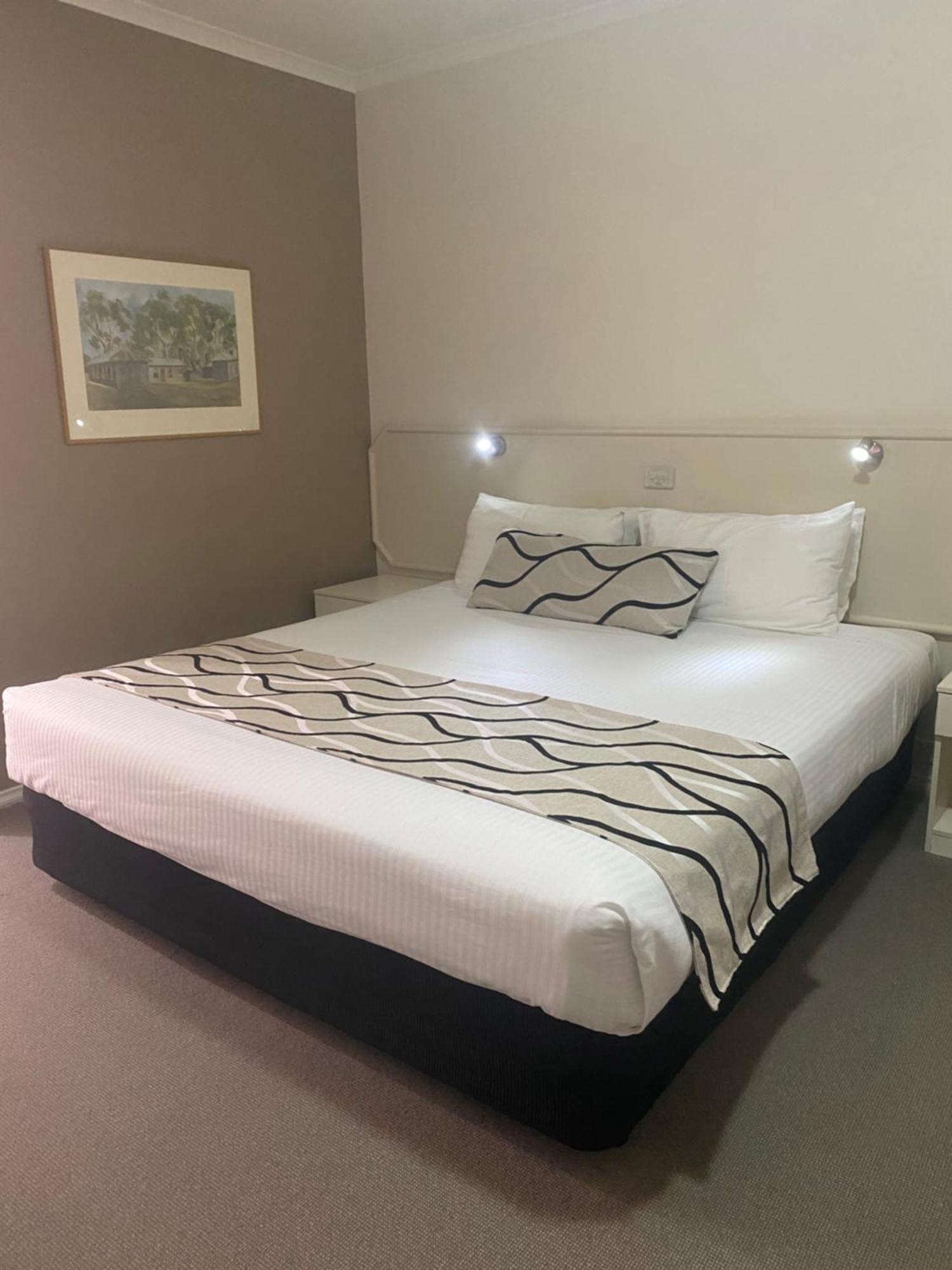 Deniliquin Country Club Motor Inn מראה חיצוני תמונה