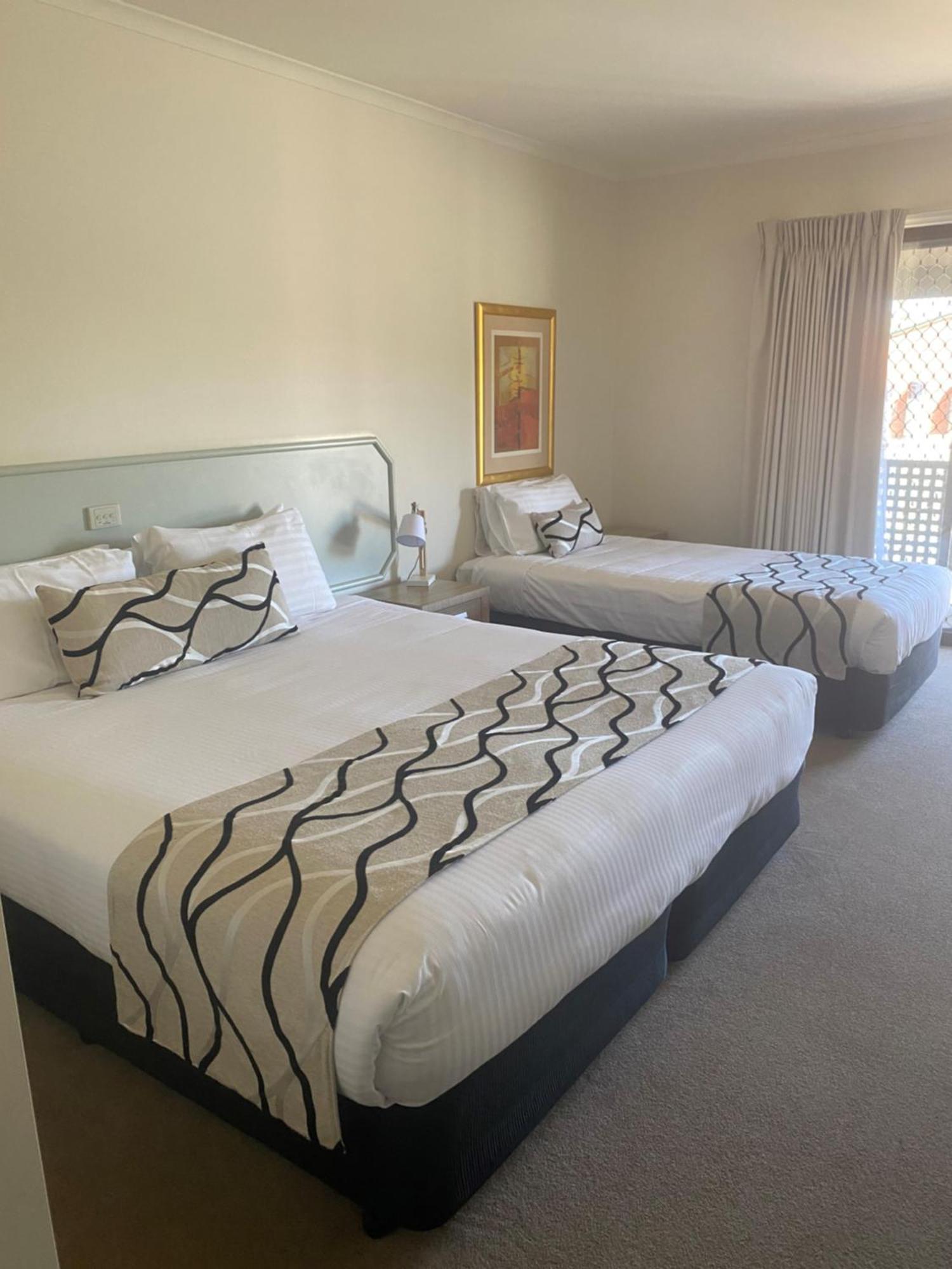 Deniliquin Country Club Motor Inn מראה חיצוני תמונה