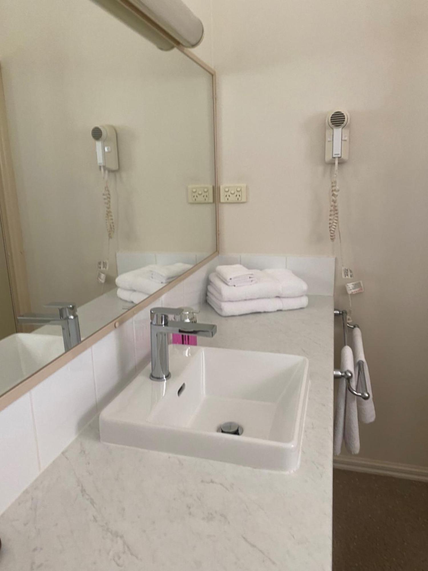 Deniliquin Country Club Motor Inn מראה חיצוני תמונה