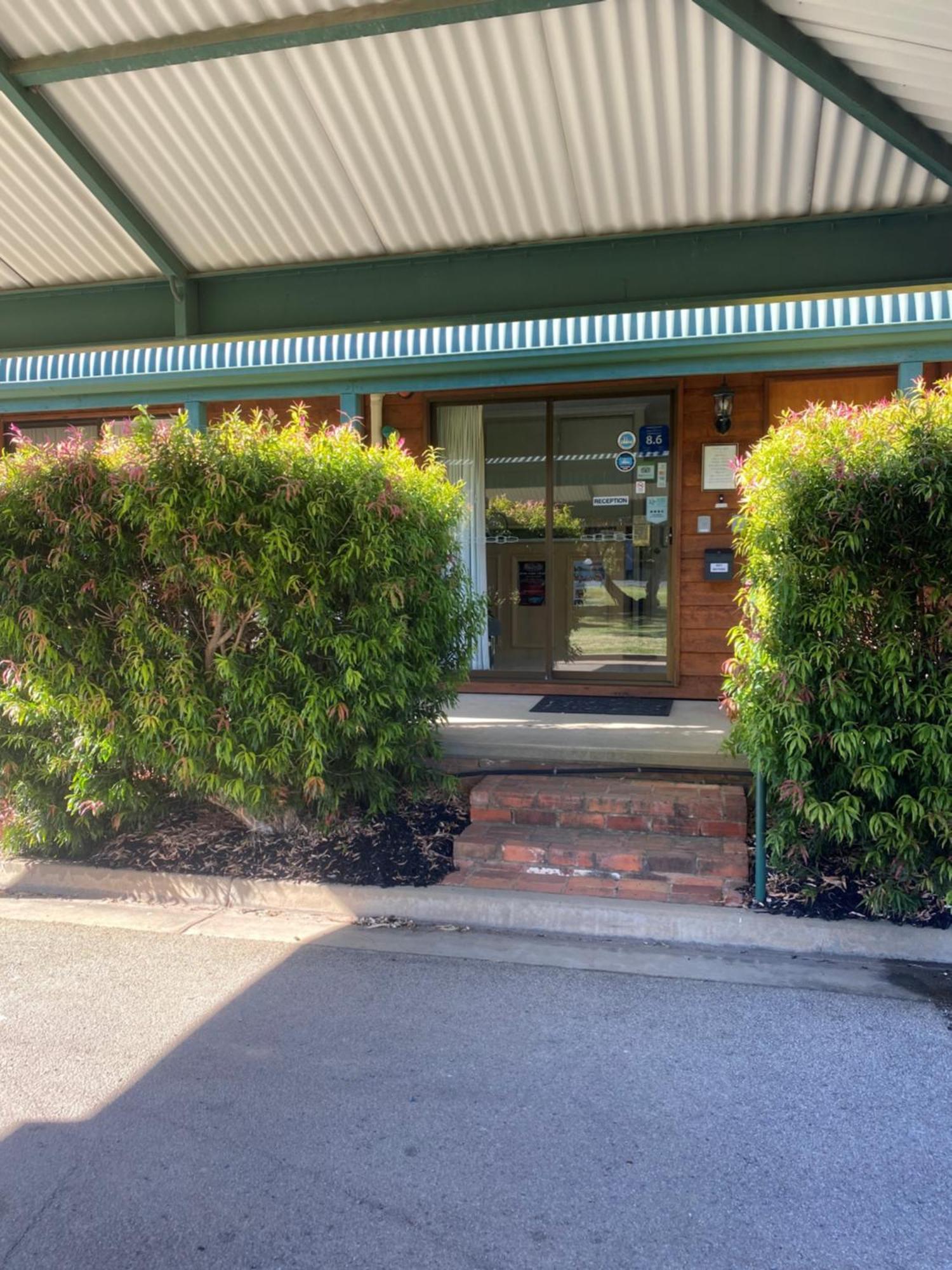 Deniliquin Country Club Motor Inn מראה חיצוני תמונה