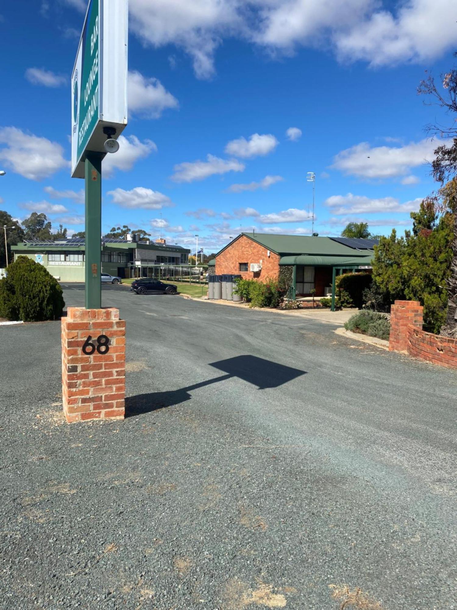Deniliquin Country Club Motor Inn מראה חיצוני תמונה