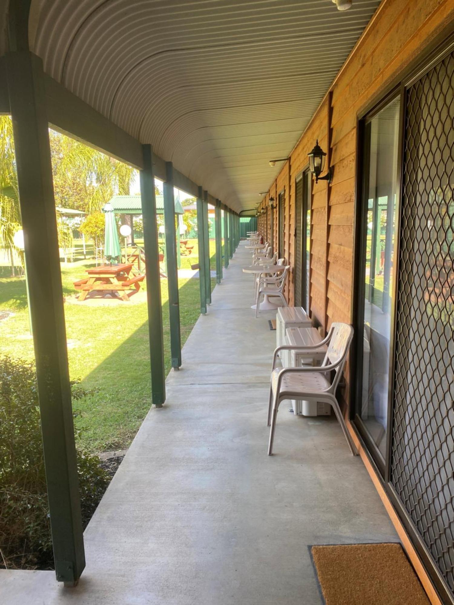 Deniliquin Country Club Motor Inn מראה חיצוני תמונה