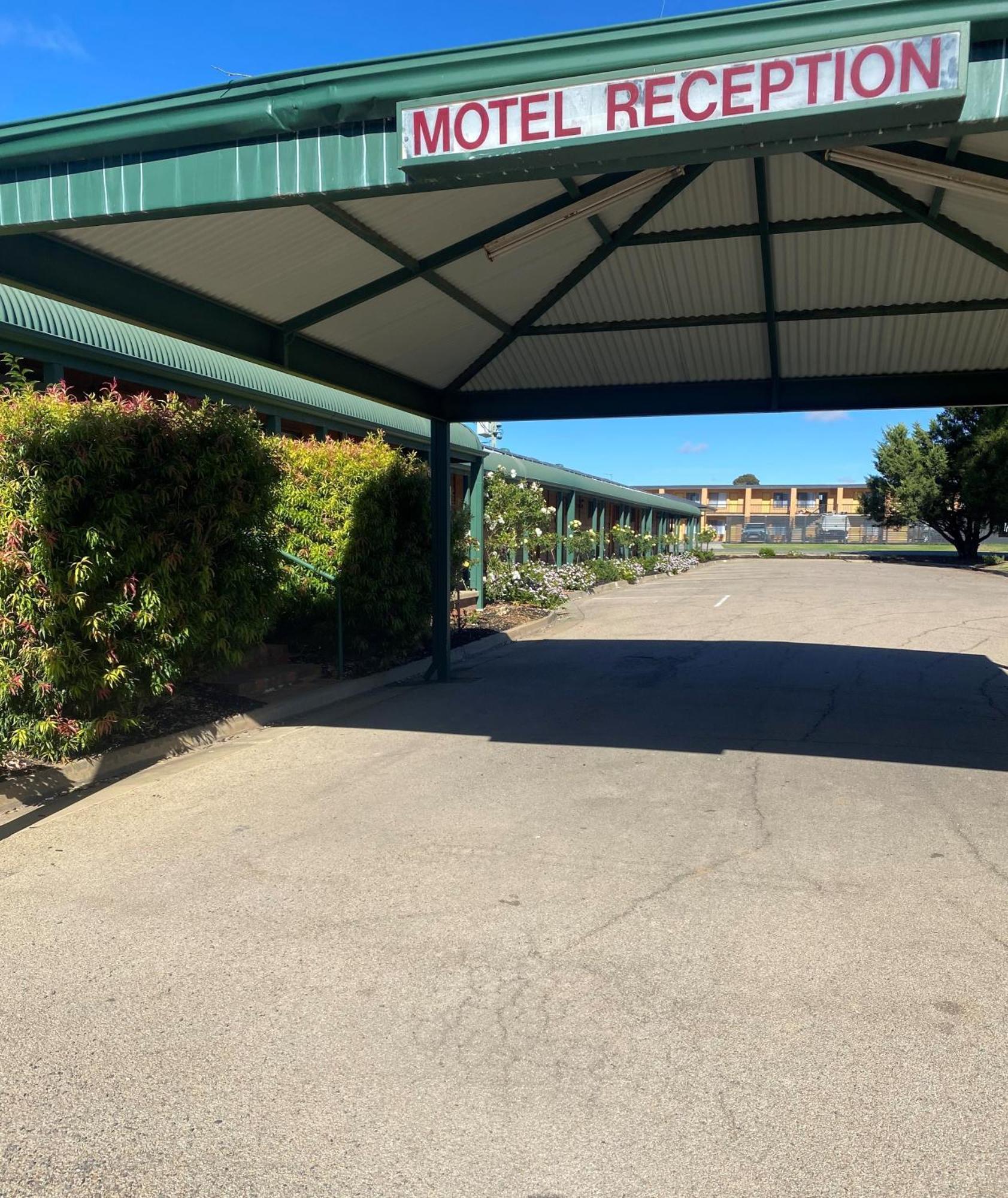 Deniliquin Country Club Motor Inn מראה חיצוני תמונה