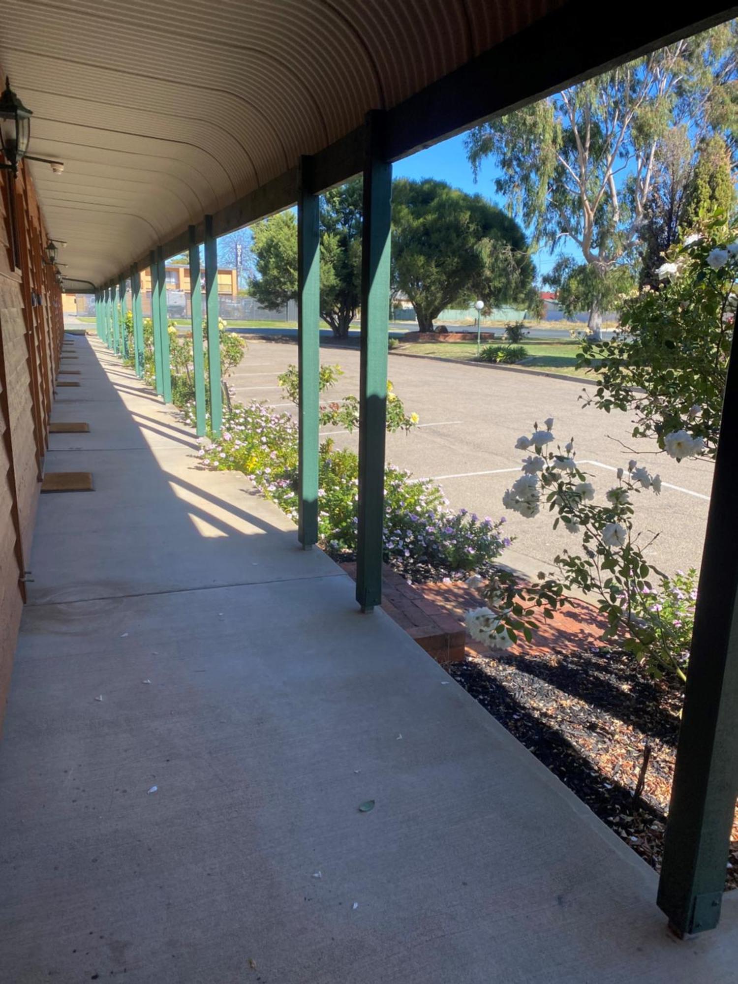 Deniliquin Country Club Motor Inn מראה חיצוני תמונה