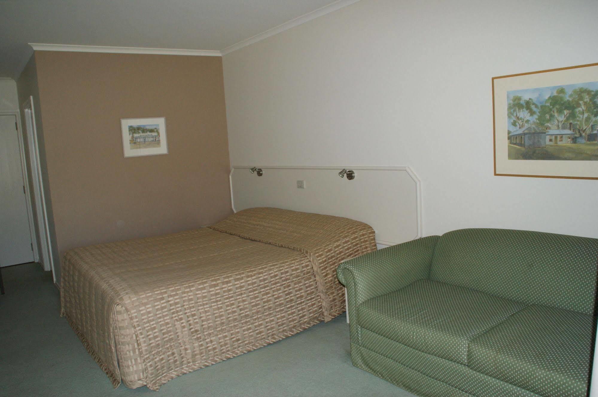 Deniliquin Country Club Motor Inn מראה חיצוני תמונה